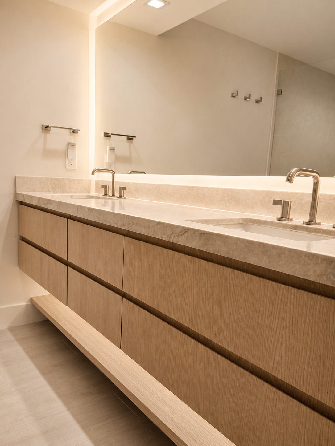Detalle de mueble de baño en madera con espejo retroiluminado