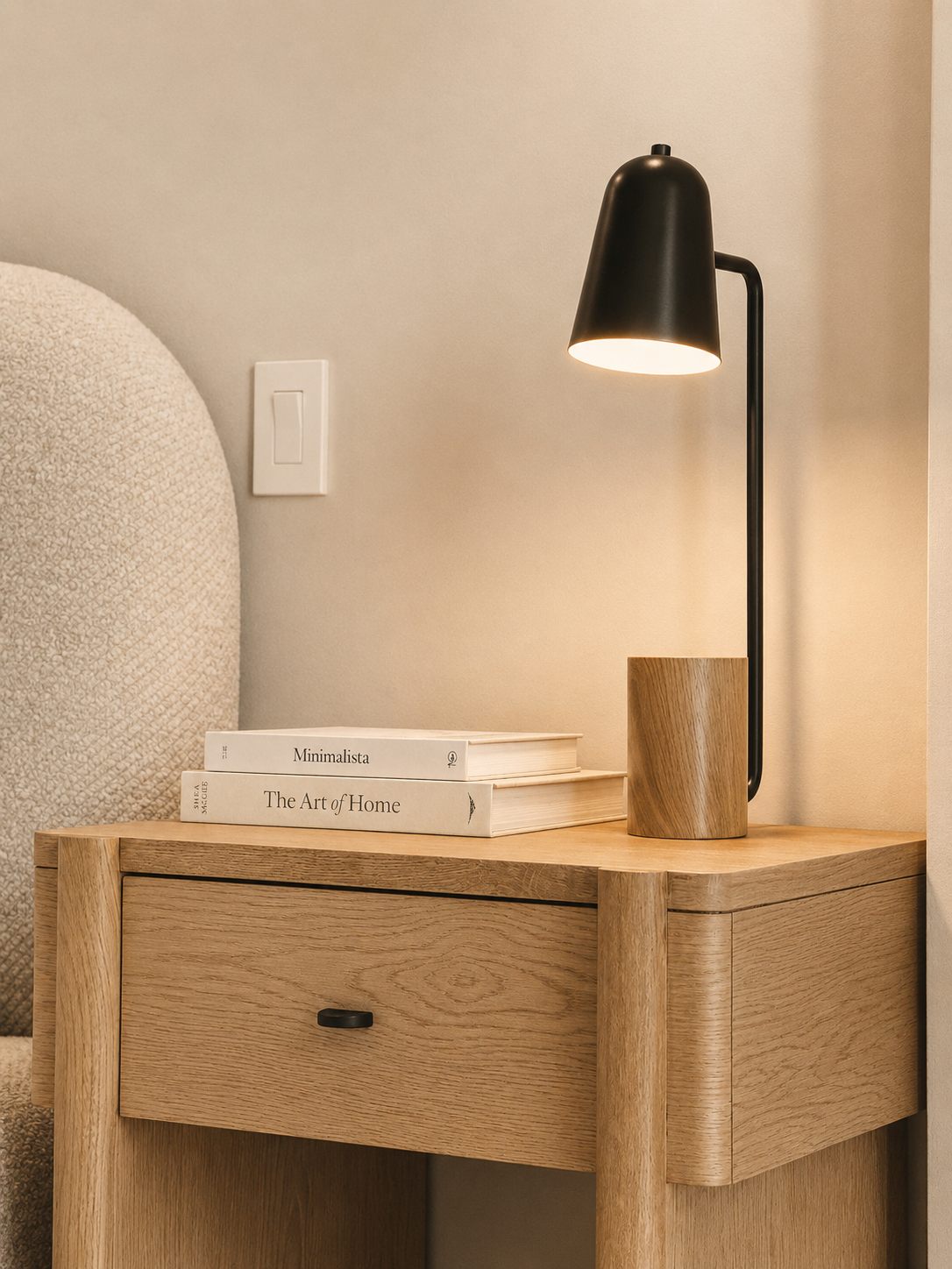 Mesilla de noche de madera con lámpara, libros y luz cálida
