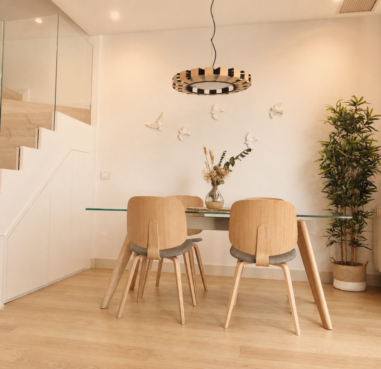 Espejos decorativos de fibra natural sobre sofá en tono arena