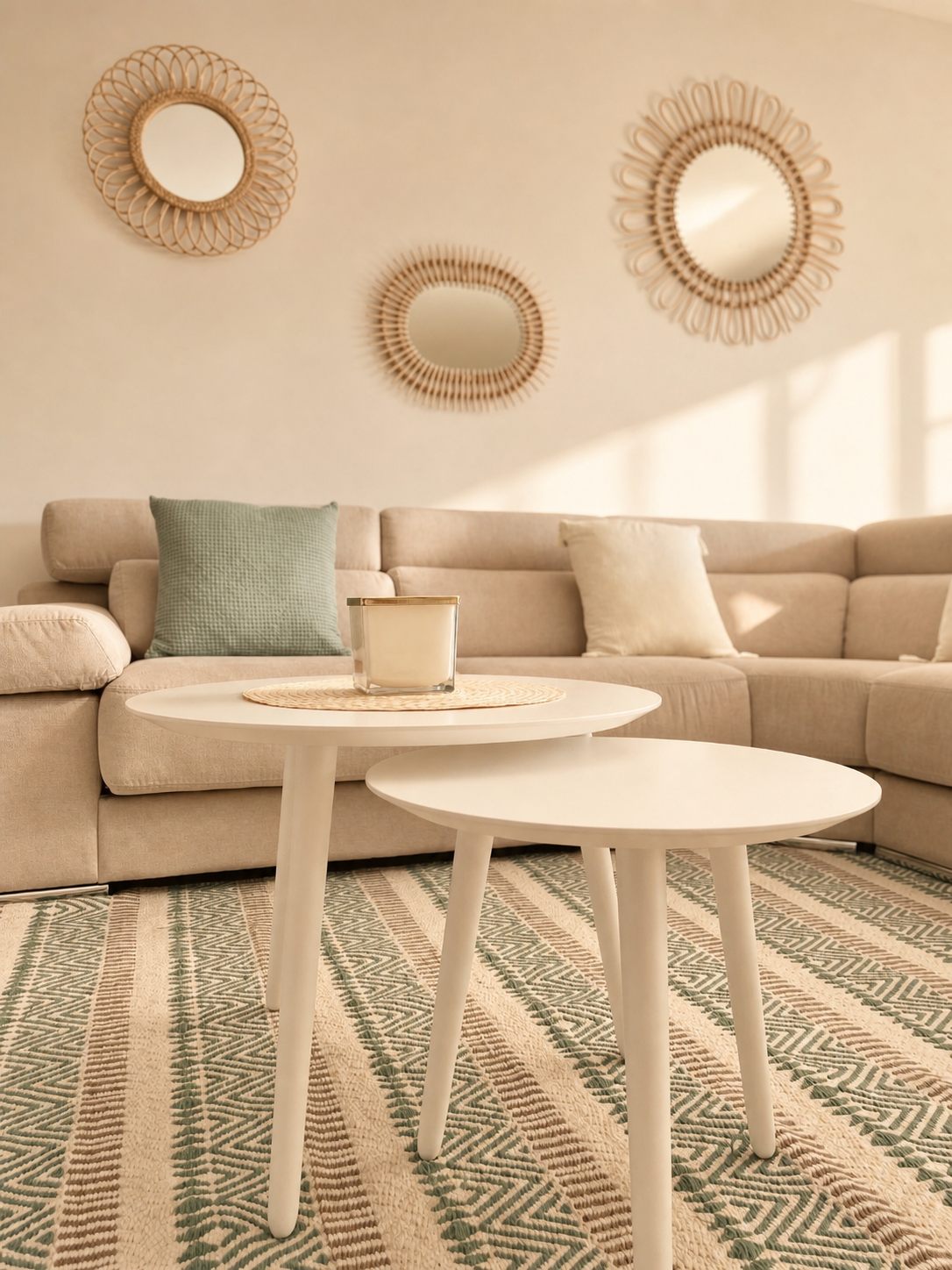 Mesa de comedor junto a escalera, con decoración de aves de cerámica